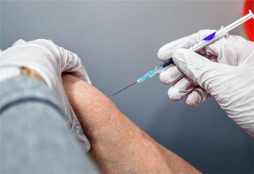Ein Piks in den Oberarm  ist für die Verabreichung des Impfstoffes erforderlich. Gegen einen mutmaßlich falschen Arzt im Impfzentrum Rosenheim, der eine Vielzahl von Bürgern mit dem Impfstoff von Astrazeneca geimpft haben soll, laufen nach Informationen unserer Zeitung derzeit Ermittlungen. Foto dpa