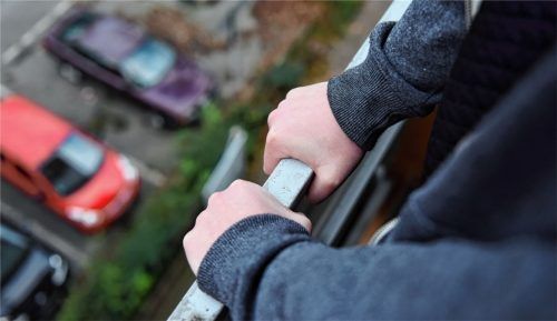 Ein Sprung als vermeintlich letzter Ausweg? Psychische Krisen führen nicht selten zu menschlichen Tragödien. Damit diese verhindert werden können, gibt es unter anderem die Krisenhilfe. Fotos dpa, SpDi Rosenheim