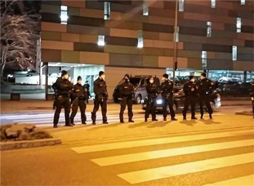Übertriebene Polizeipräsenz bei der Mahnwache? Ein Teilnehmer der Mahnwache hat die Beamten vor Ort mit dem Handy fotografiert. Foto privat