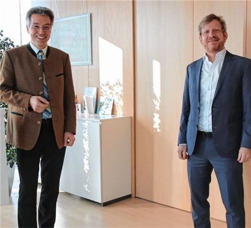 „Eine gute und glückliche Hand“ wünschte Landrat Otto Lederer (links) dem neuen Kreisbaumeister Rupert Seeholzer. Foto RE