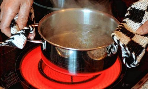 Eine Ursache für Küchenbrände sind nicht ausgeschaltete Herdplatten. Foto dpa