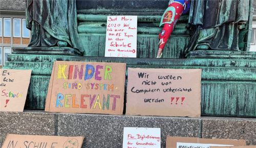 Eine von vielen Aktionen: Die „Initiative Familien“ fordert deutschlandweit dazu auf, den Gefühlen Ausdruck zu verleihen. Hier in Form von Schildern, die von Kindern bemalt wurden.Foto Initiative Familien