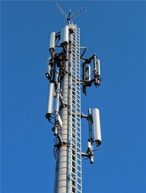 Einer der Garanten für ein funktionierendes Mobilfunknetz in Nußdorf steht an der A93, in Höhe des Autobahnparkplatzes. Foto Steffenhagen