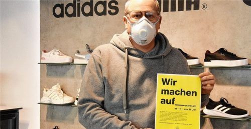 Einer der Unterzeichner des Brandbriefs an die Politik: der Rosenheimer Schuh-Händler und Rosenheimer Ortsvorstandsmitglied des Handelsverbands Bayern, Karl-Georg Reindl, hier bei einer der jüngsten Aktionen gegen die Lockdown-Schließung der Geschäfte „Wir machen auf...merksam“. Foto Schlecker