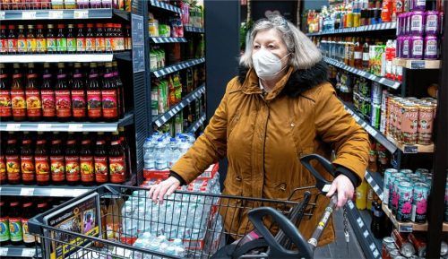 Einkaufen nur mit FFP2-Schutzmaske heißt es seit Januar in Bayern (Symbolbild). Eine Befreiung zu bekommen, ist offenbar selbst für Menschen mit Atemnot oft schwierig. Foto dpa