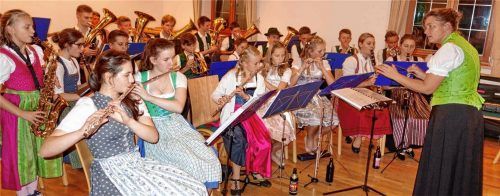 Eva-Maria Gruber (rechts) mit der Jugendkapelle Wildenwart, als sie lang vor den Corona-Einschränkungen, noch gemeinsam proben konnten. Foto Hötzelsperger