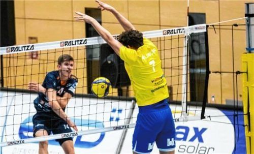 Fabian Bartsch im Angriff: In Mimmenhausen wurde Mühldorfs Universalspieler zum MVP gewählt. Doch Benedikt Waldinger im Block machte es dem Mühldorfer oft nicht leicht.Foto Bartsch