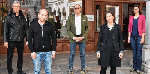 Fordern die Öffnung der Innenstädte: Die Rosenheimer Vertreter des Einzelhandelsverbands (von links): Thomas Treibenreif, Simon Häckl, Paul Adlmaier, Maria Reiter und die Geschäftsführerin des City-Managements, Sabrina Obermoser. Foto Schlecker