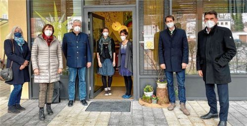 Freuen sich über das neue Angebot: (von links) Ulrike Jansen-Collet, Ansprechpartnerin Kindertagespflege der Stadt Rosenheim, Dritte Bürgermeisterin Gabriele Leicht, Wolfram Loeken von GRWS, Madeline Herden, staatlich anerkannte Erzieherin, Sozialpädagogin Hanna Biermann, Oberbürgermeister Andreas März und Stadtdirektor Michael Keneder. Foto re