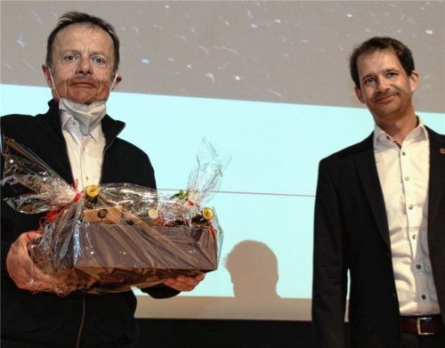Freunde und Kollegen: Oberbürgermeister Andreas März (rechts) verabschiedet Werner Oeckler in den „Unruhezustand“. Foto Kirschner