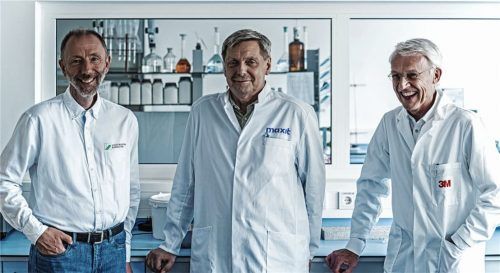 Fröhliche Forscher: (von links) das interdisziplinäre Team um Professor Thorsten Gerdes von der Universität Bayreuth, Friedbert Scharfe von Maxit und Dr. Klaus Hintzer von Dyneon freuen sich über die Nominierung für den Deutschen Zukunftspreis. Foto Deutscher Zukunftspreis/Pudenz