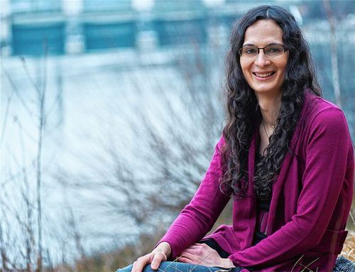 Fühlt sich wohl in ihrer Haut: Victoria Broßart aus Rosenheim hatte vor einigen Jahren noch als Geschlecht „männlich“ in ihrem Ausweis stehen. Foto Christian Hochwind