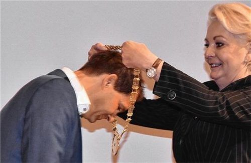 Gabriele Bauer hängt ihrem Nachfolger Andreas März die Oberbürgermeisterkette um.Foto Schlecker