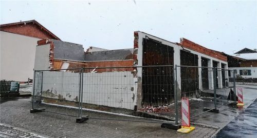 Garagen und Lagerräume des Bauhofs mussten weichen. An ihrer Stelle entsteht bis 2022 die neue Schulturnhalle, das aktuell größte Projekt der Gemeinde Frasdorf. Foto Rehberg