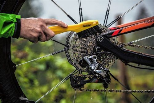 Gehört beim Frühjahrscheck unbedingt dazu: die Reinigung der Kette. Foto www.pd-f.de / cosmicsports.de / Christoph Bayer