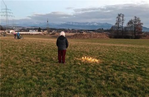 Georg Dangl ist 81 Jahre alt und will mit seinen neun Kerzen ein Zeichen gegen den Nordzulauf setzen.