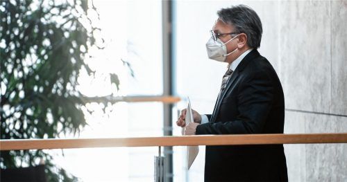 Georg Nüßlein (CSU) auf dem Weg zu seinem Bundestagsbüro, während dieses durchsucht wird. Der Vorwurf: Bestechlichkeit. Die sogenannte Maskenaffäre in der Union zieht inzwischen weite Kreise und erzürnt unsere Leser. Foto dpa