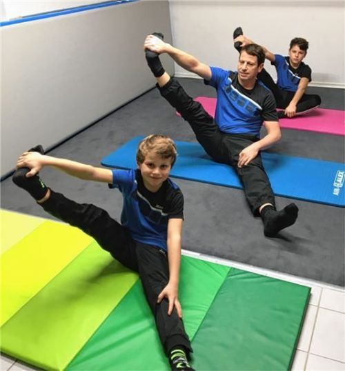 Geräteturnen-Trainer Andreas Stadler mit seinen Söhnen Andreas-Raphael und Maximilian. Fotos re