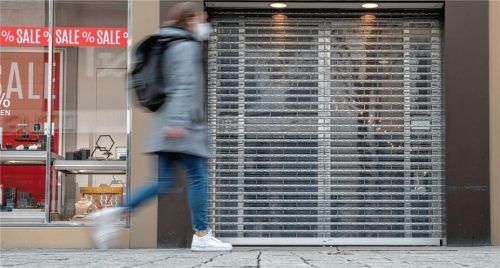 Geschlossener Laden: Die Corona-Pandemie stürzt unter anderem den Einzelhandel in eine tiefe Krise. Sorgen machen sich unsere Leser aber nicht nur um die wirtschaftlichen Folgen der Maßnahmen.Foto dpa