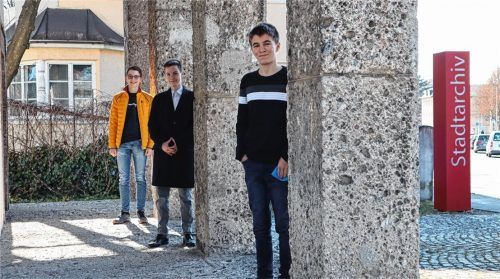 Haben am Geschichtswettbewerb des Bundespräsidenten teilgenommen: (von vorne nach hinten) Philip Irmak (14), Felix Rath (15) und Maxi Grill (16) vor dem Rosenheimer Stadtarchiv.Foto Seeberg