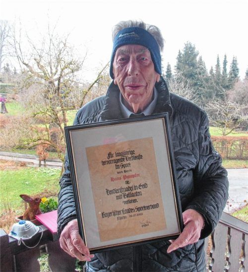 Hans Pumpfer mit einer seiner vielen Auszeichnungen, der Verdienstnadel in Gold mit Brillanten vom Bayerischen Landessportverband.Foto hötzelsperger