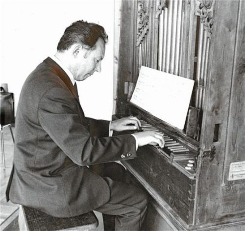 Hat für die Musik gelebt: Kirchenmusiker Helmut Michalek, hier an seiner geliebten Orgel, ist im Alter von 88 Jahren gestorben. Foto privat