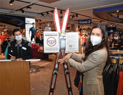 Hoffnungsschimmer im Landkreis: Bei Iko in Raubling, hier Geschäftsführerin Tessa Irlbacher (rechts), ist seit gestern Kundenkontakt nach Anmeldung, so genanntes Click & Meet, möglich. Foto Ruprecht