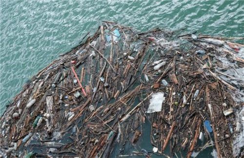 Holz, aber auch viel Plastik: Dieser Müll wurde beim Inn-Kraftwerk bei Ebbs angeschwemmt. Foto Verbund