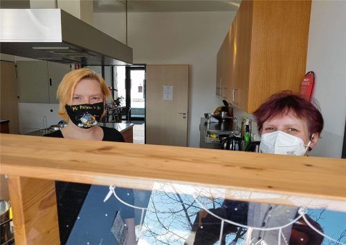 Im Bürgerhaus Happing bieten Mandy Flämig und Ilona Begici (von links) einmal die Woche ein vergünstigtes Menü für die Anwohner. Bei ihnen gibt es nicht nur Essen, sondern auch die ein oder andere Gelegenheit zum Plausch.Foto  privat