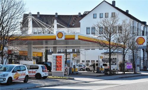 In dieser Tankstelle an der Äußeren Münchener Straße fand der versuchte Raubüberfall statt. Der Täter flüchtete. Die Polizei bittet um Hinweise.