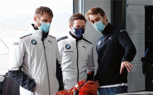 Intensiver Austausch der Fahrer: Martin Tomczyk, Nick Yelloly und Jens Klingmann (von links).Foto BMW/Andreas Beil