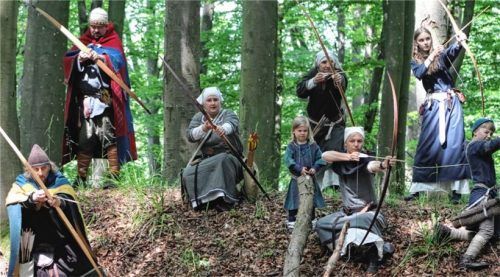 Junge und alte Freunde vergangener Zeiten Seite an Seite: Die Schaukampftruppe „Claymore“, der sich Sandra Schwabbauer und Georg Hagemeister angeschlossen haben.