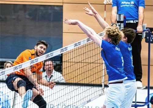 Kapitän Tom Brandstetter gegen Friedrichshafens starken Mittelblocker Philipp Herrmann: Im Sonntagsspiel am Bodensee hofft Trainer Michi Mayer auf einen Sieg.Foto Bartsch