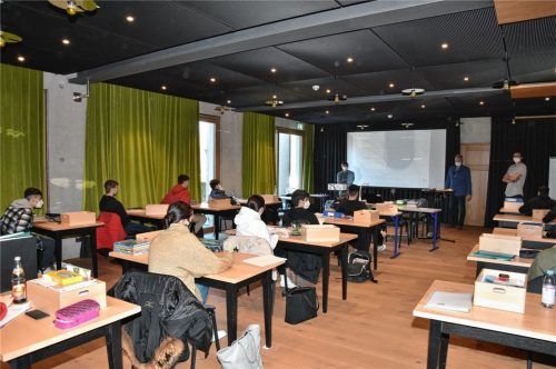 Klassenzimmer im Gasthof: Die Schüler der Rosenheimer Grund- und Mittelschule Westerndorf St. Peter werden im Konferenzraum des Gasthofs Höhensteiger unterrichtet. Foto Schelcker