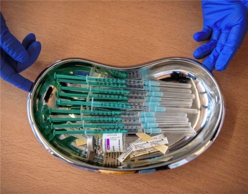 Kleiner Piks, große Probleme? Bei der Schutzimpfung gegen Corona absolut die Ausnahme, sagen Ärzte. Foto dpa
