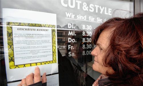 Kundin Helga Schmidt steht vor der geschlossenen Tür des Friseursalons „Cut & Style“. Inhaberin Angelica Mohn hofft auf Verständnis. Aus Zeitgründen konnte sie ihre Kunden nicht mehr rechtzeitig vorwarnen, dass ihr Laden behördlich geschlossen wurde. Foto Schmidt