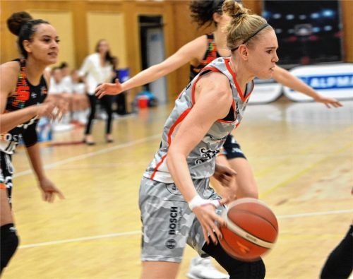 Laura Hebecker startet mit Wasserburgs Damen am Sonntag gegen Osnabrück in die Play-off-Runde. Foto Gabriele Hörndl