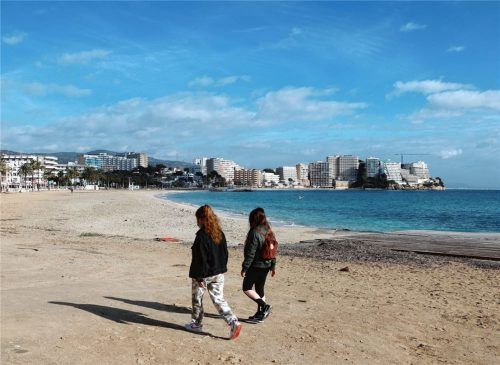 Leerer Strand auf der Insel: Auch ohne die Einstufung als Risikogebiet gilt für Spaziergänge auf Mallorca noch die Maskenpflicht. Foto dpa