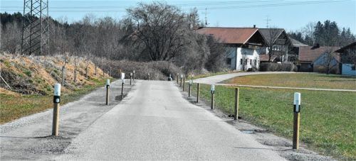 Leitpfosten begrenzen seit wenigen Tagen die Fahrbahn der Kraglinger Straße. Einem Unbekannten missfiel dies offensichtlich: Er legte in der Nacht zum Donnerstag fast alle Pfosten um. Der Bauhof stellte sie umgehend wieder auf.Fotos Schlecker/re