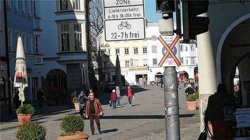Lichtblick oder zu frühe Freude? Seit einigen Tagen ist das Schild, das zur Maskenpflicht in Rosenheim mahnt, durchgestrichen. Das aber kann sich ändern: Die Streifen sind schnell zu entfernen. Foto Sautter