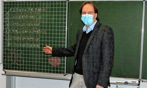 Lieber an der altgedienten Tafel als am Bildschirm: Rektor Markus Rinner in der Pauline-Thoma-Mittelschule Kolbermoor. Foto Riediger