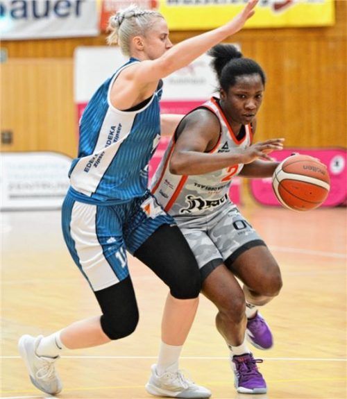 Locker an der Heidelberger Gegenspielerin vorbei: Kelly Moten, die ebenfalls 20 Punkte erzielte. Foto  Gabriele Hörndl