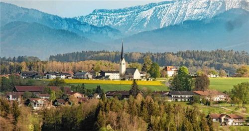 Malerischer Anblick: Die Wallfahrtskirche in Neukirchen, auf einer Anhöhe über dem Simssee gelegen.
