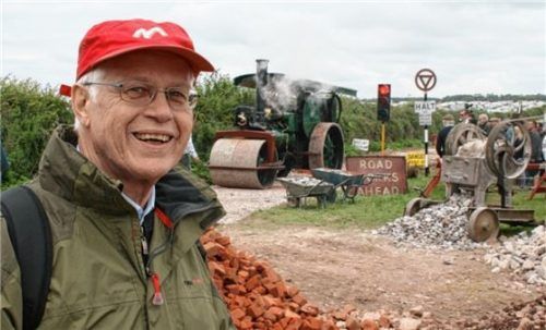 Manfred Holzner war erfolgreicher Unternehmer und großer Fan alter Fahrzeuge – ob Rennwagen oder Dampfwalze. Foto privat