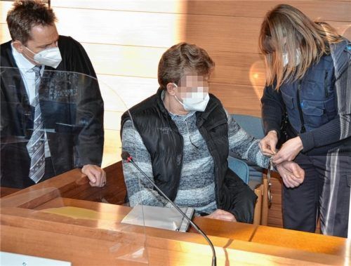 Manuela K. (kleines Foto) ist tot. Sie wurde ermordet und zerstückelt. Gestern begann der Prozess gegen den mutmaßlichen 61 Jahre alten Mörder. Er wird von Harald Baumgärtl (links) vereidigt.Fotos KRetzmer-Diepold/POlizei