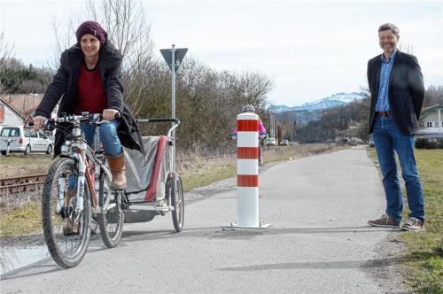 Mareike Melain aus Jolling hat zwei Jahre darauf gewartet, dass ein Poller auf dem Radweg Bad Endorf vom Handwerkerpark kommend parallel zur Wasserburger Straße aufgestellt wurde. Auch Eduard Huber (Grüne) befürwortet diesen Schritt. Foto Ammelburger