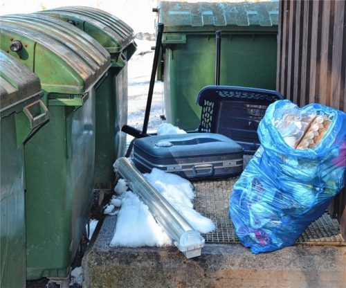 Matratzen, Schränke, kaputte Koffer: An der Wertstoffinsel an der Bad-Trißl-Straße wird seit Jahren illegal Müll abgeladen. Foto Lotter