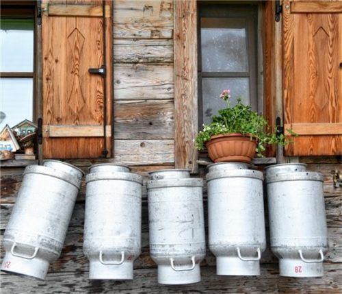 Milchkannen auf einer Alm.Foto dpa/Gindl