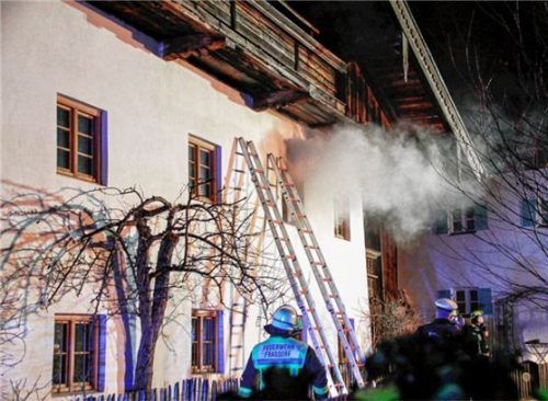 Mit Atemschutzgeräten mussten die Feuerwehrmänner den Kamin aufbrechen. Foto reisner