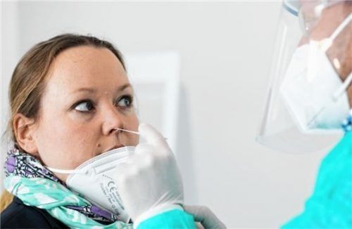 Mit dem Stäbchen in die Nase: Vereinzelte Apotheker planen die Einführung von kostenlosen Schnelltests. Foto dpa